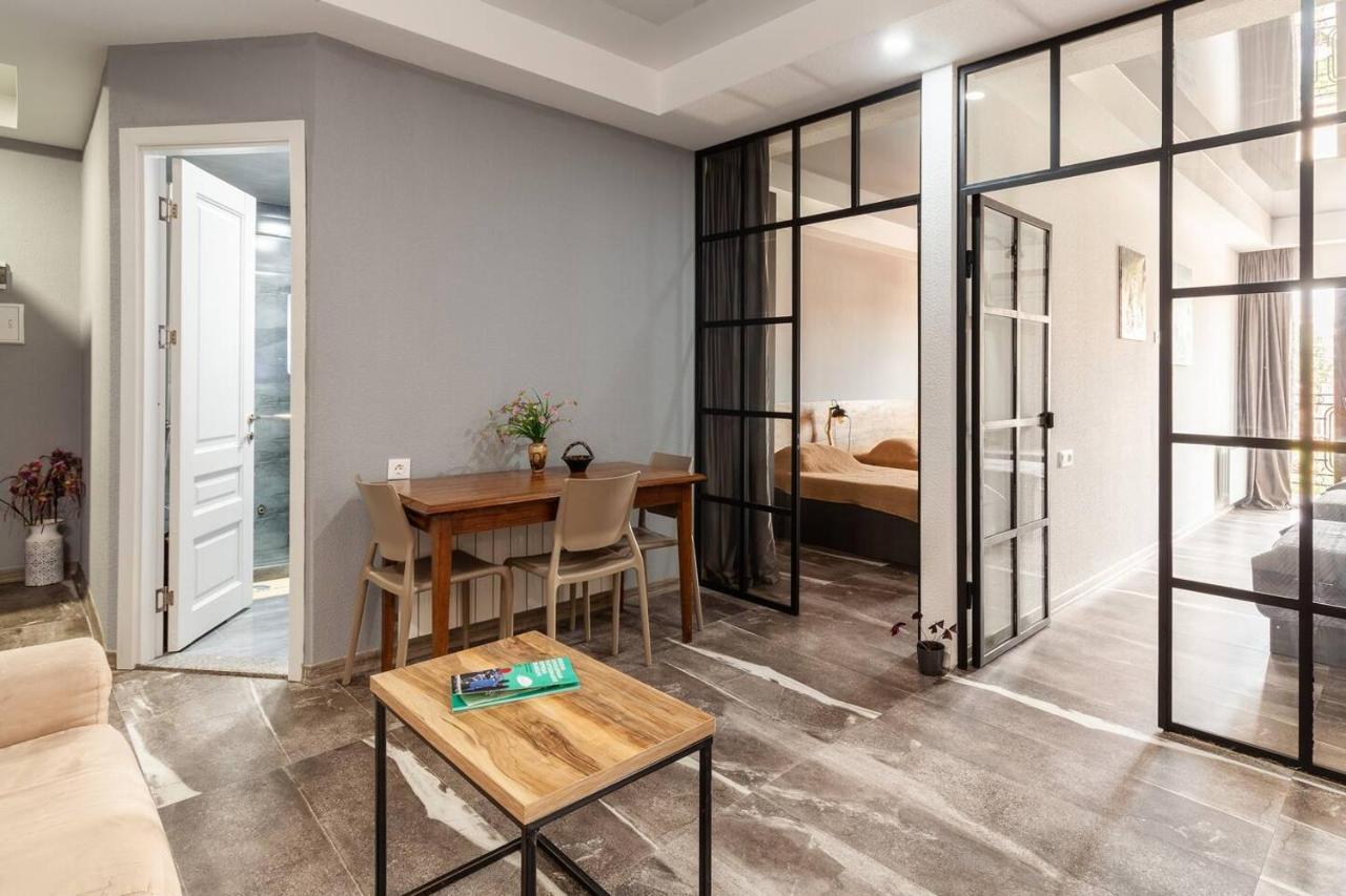 Veli Group Apartment In Old City Kutaisi Dış mekan fotoğraf